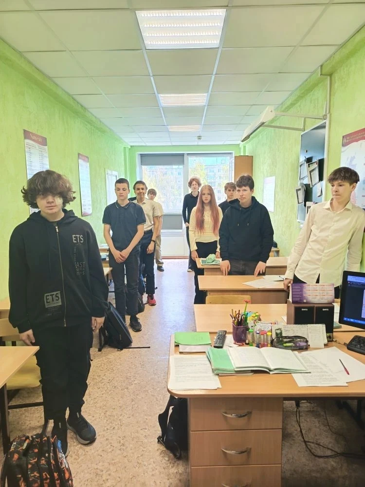 Тишина опустилась на все классы. Замерли коридоры, остановились разговоры. Мы вместе, в...