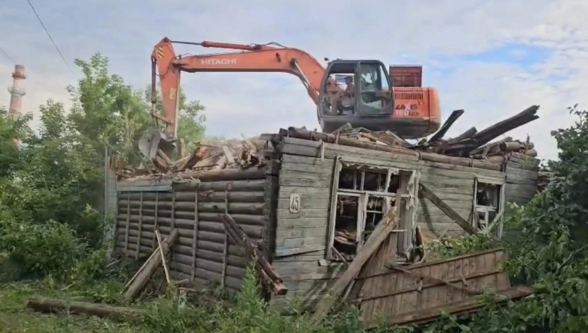 В Бронницах снесли два аварийных дома.