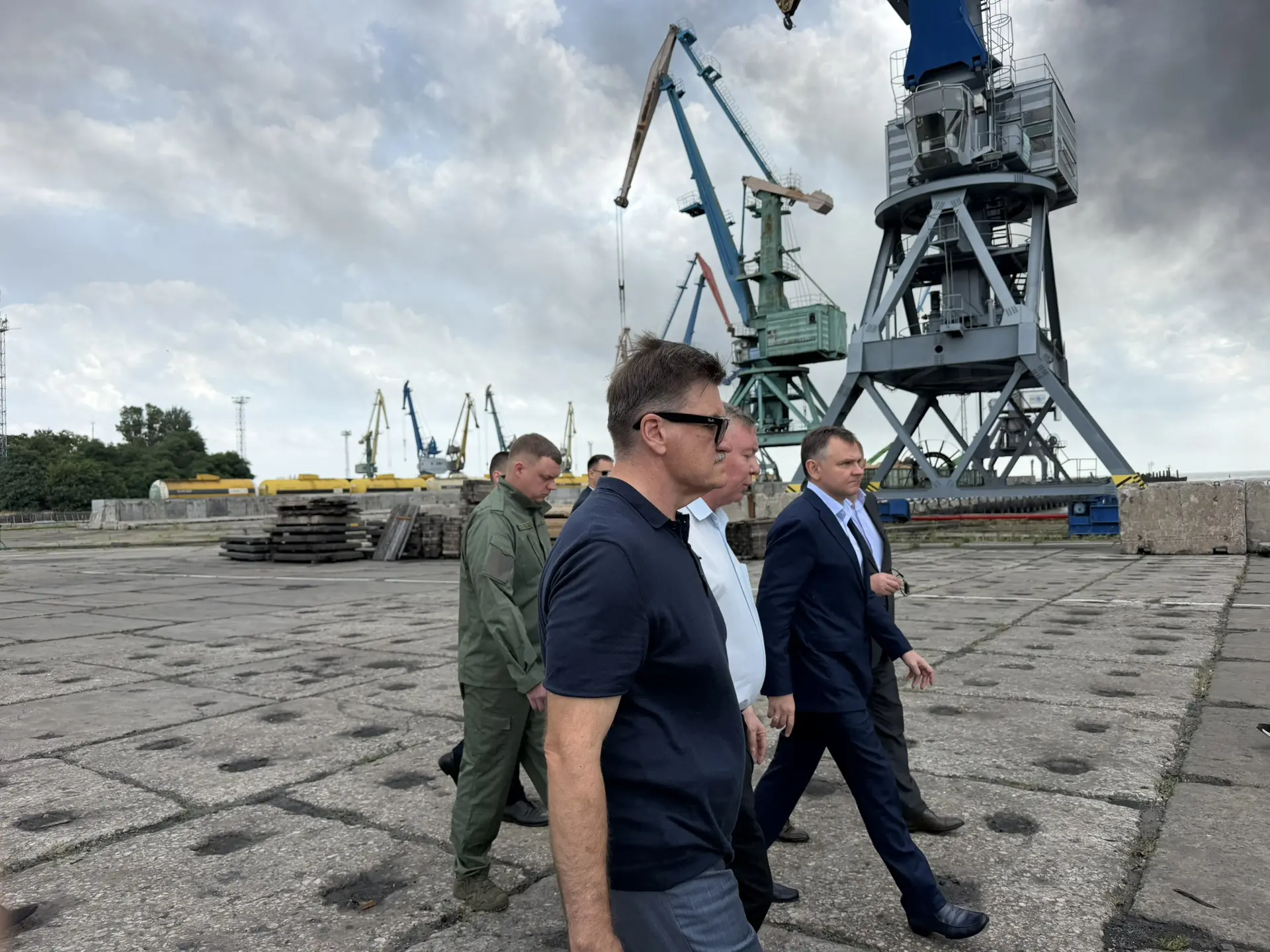 Выехал в Таганрог на место  ночной массированной воздушной атаки.