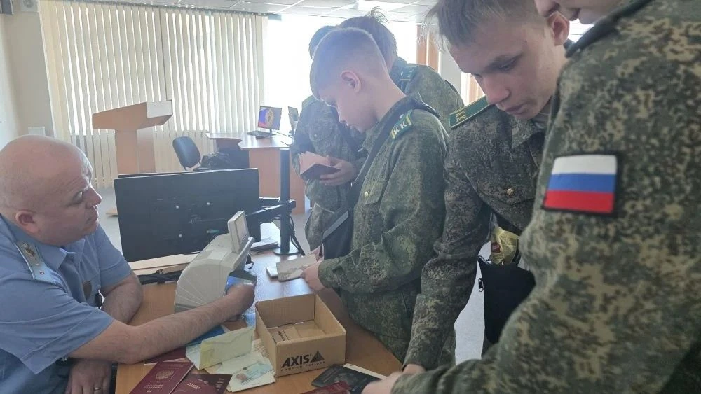 Сегодня ученики 6 "К" класса посетили Международный аэропорт Новосибирска «Толмачёво».   Ребята смог