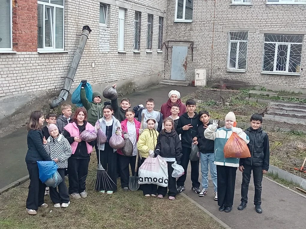 🌱🧹 Маленькие сердца — большие дела! 🧹🌱  Пока старшеклассники показывают пример, наши замечательные р