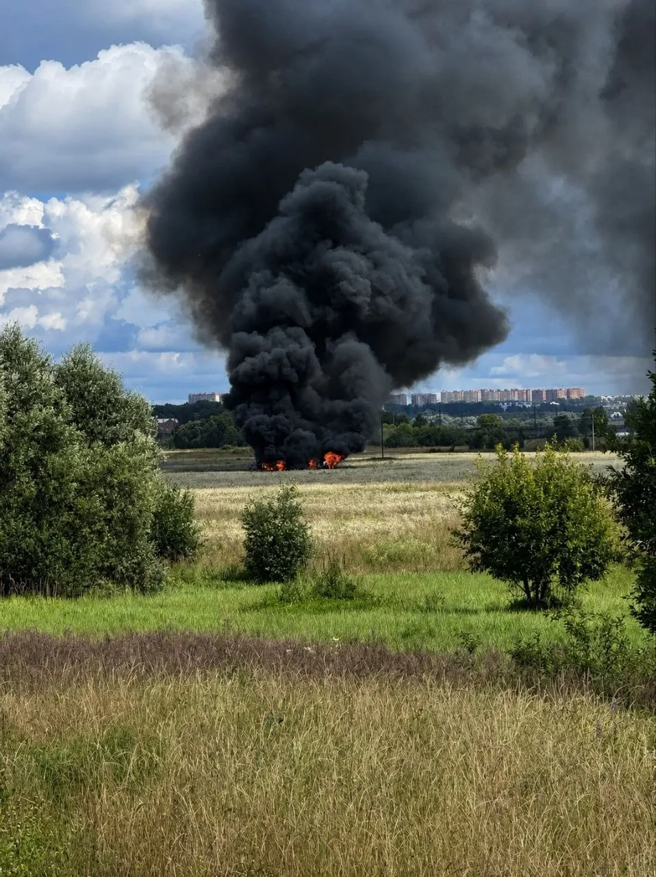 Кадры с места падения самолета под Звенигородом Московской области.