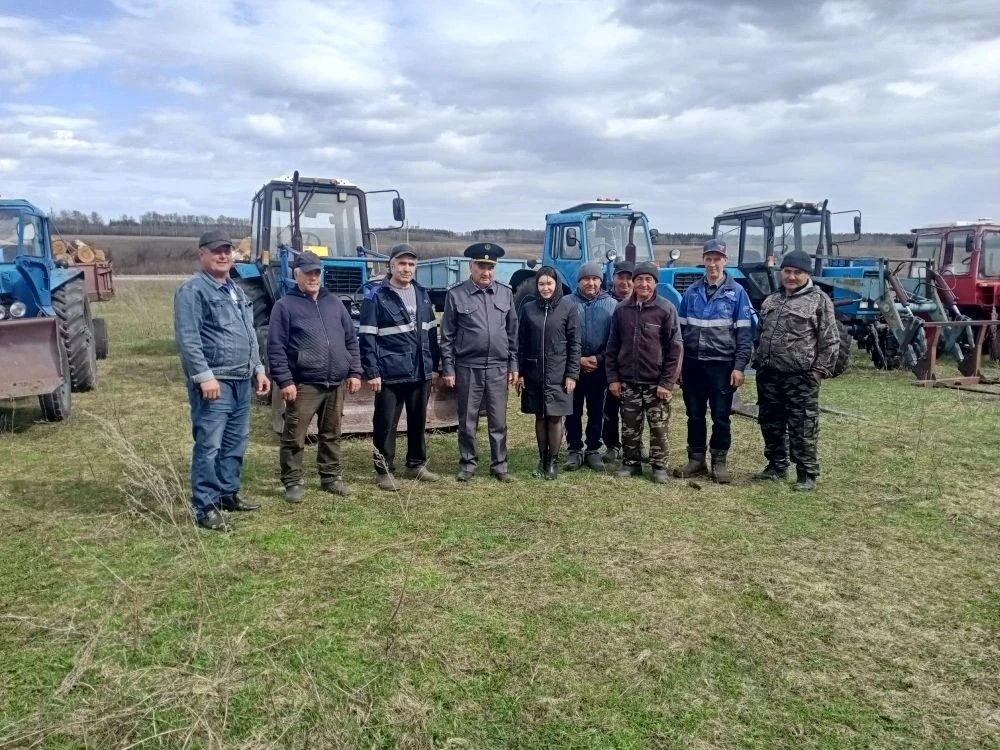 Согласно утверждённому графику, 20 апреля в с. Мендяново прошёл технический осмотр тракторов и прице