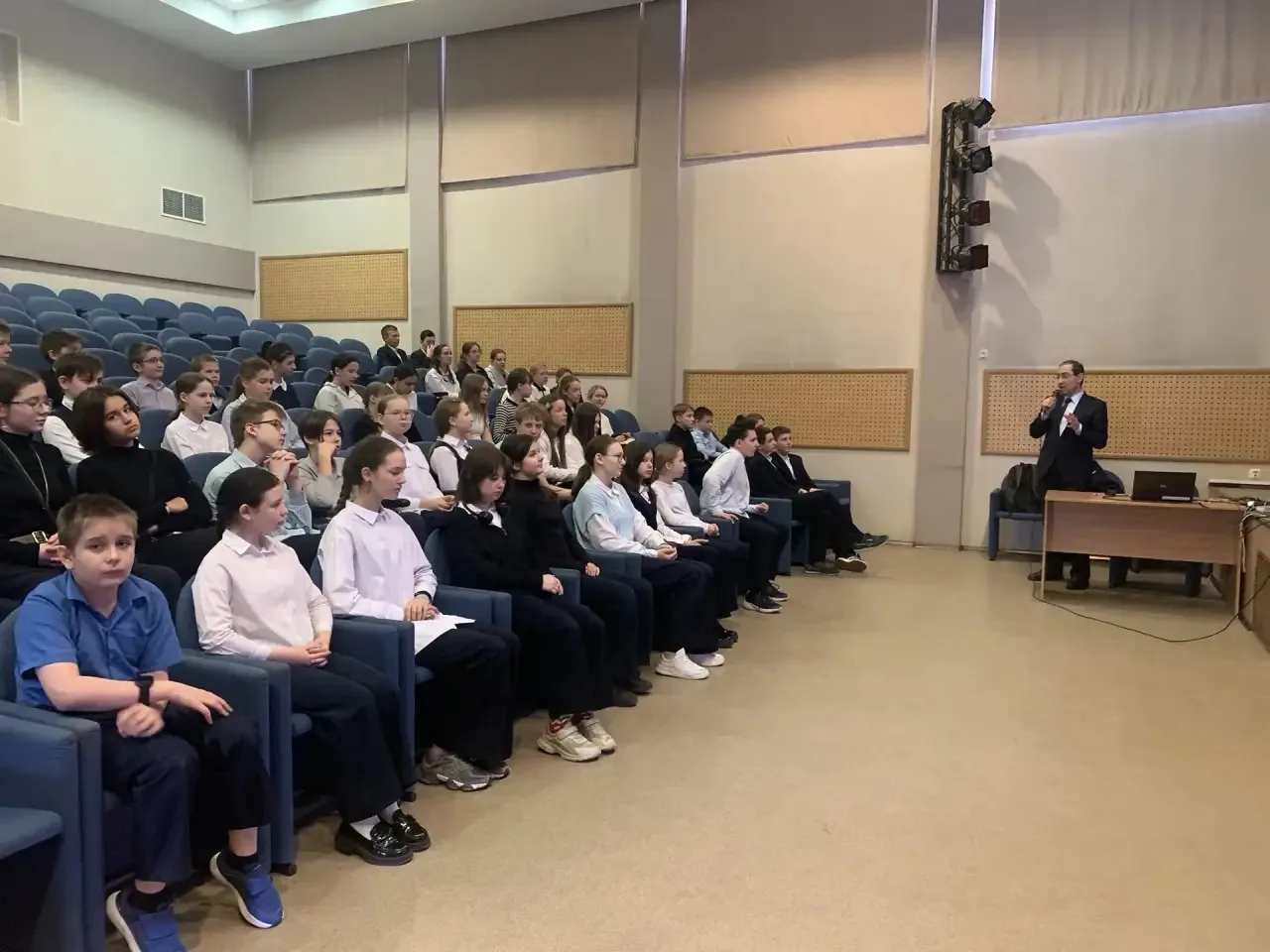 Безопасность в Сети🛡️  На этой неделе для наших учеников 6-7 классов прошла важная и познавательная 
