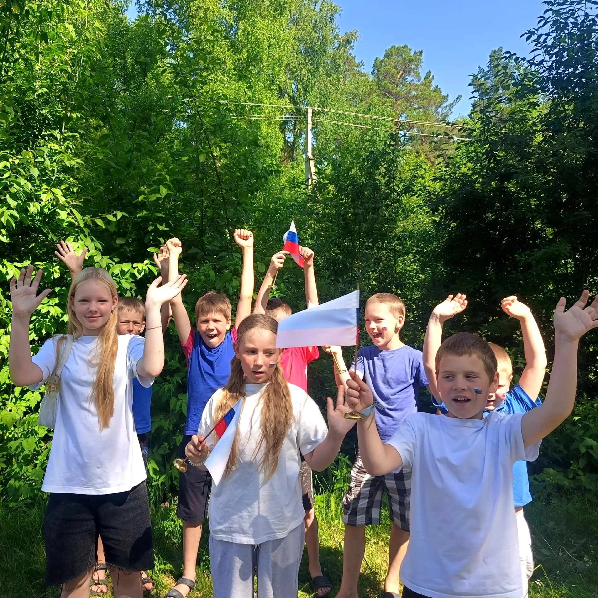 🇷🇺 Белый, синий, красный — наш праздник самый классный!
