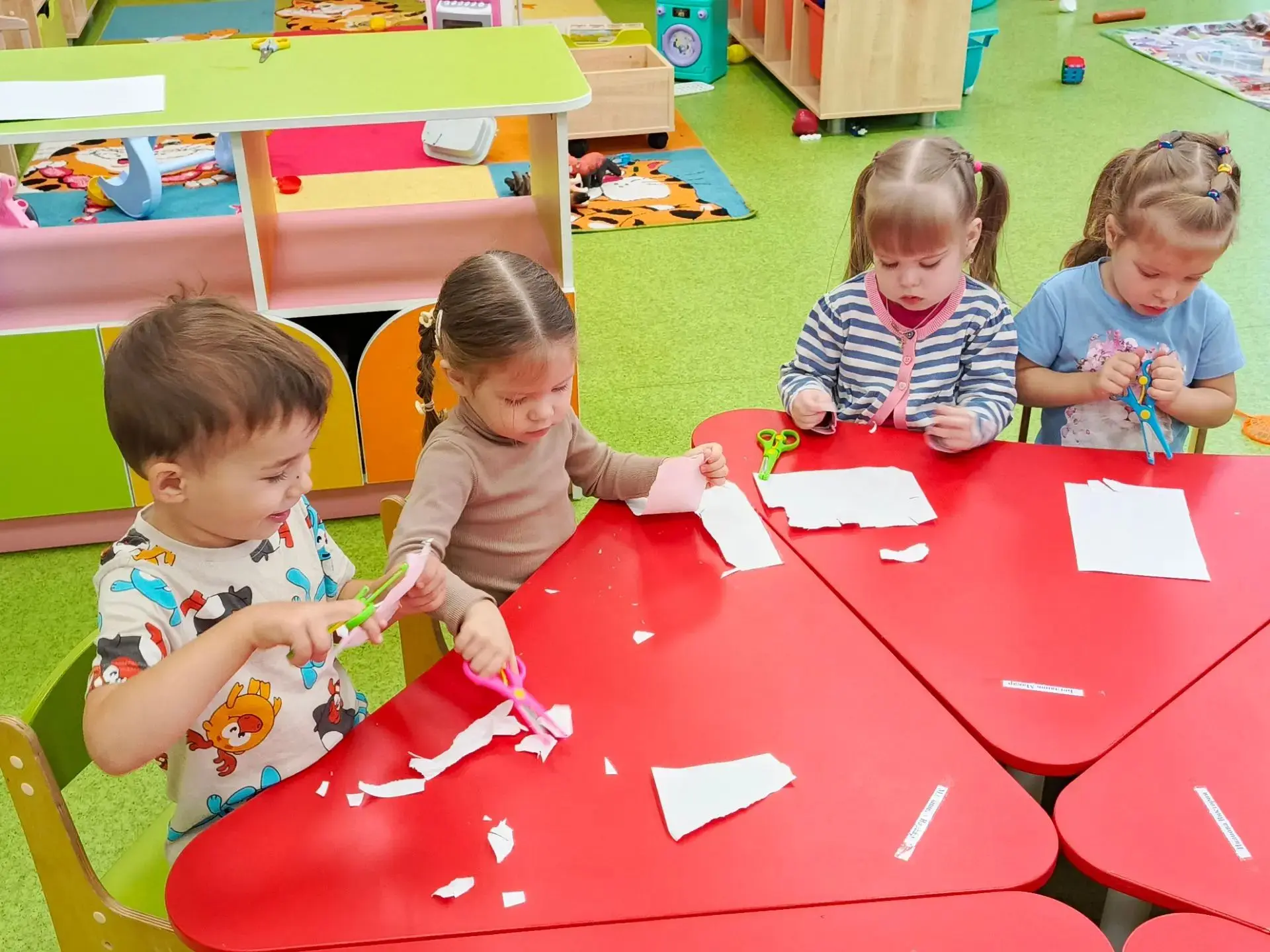 🎉 Тёплые открытки для самых дорогих: в младшей группе прошло трогательное занятие! 🎉В...