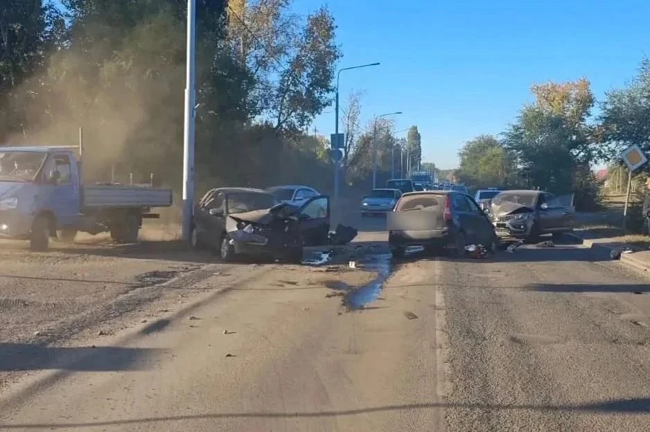 ❗В Оренбурге три «Лады» устроили жесткий замес: двое водителей в больнице