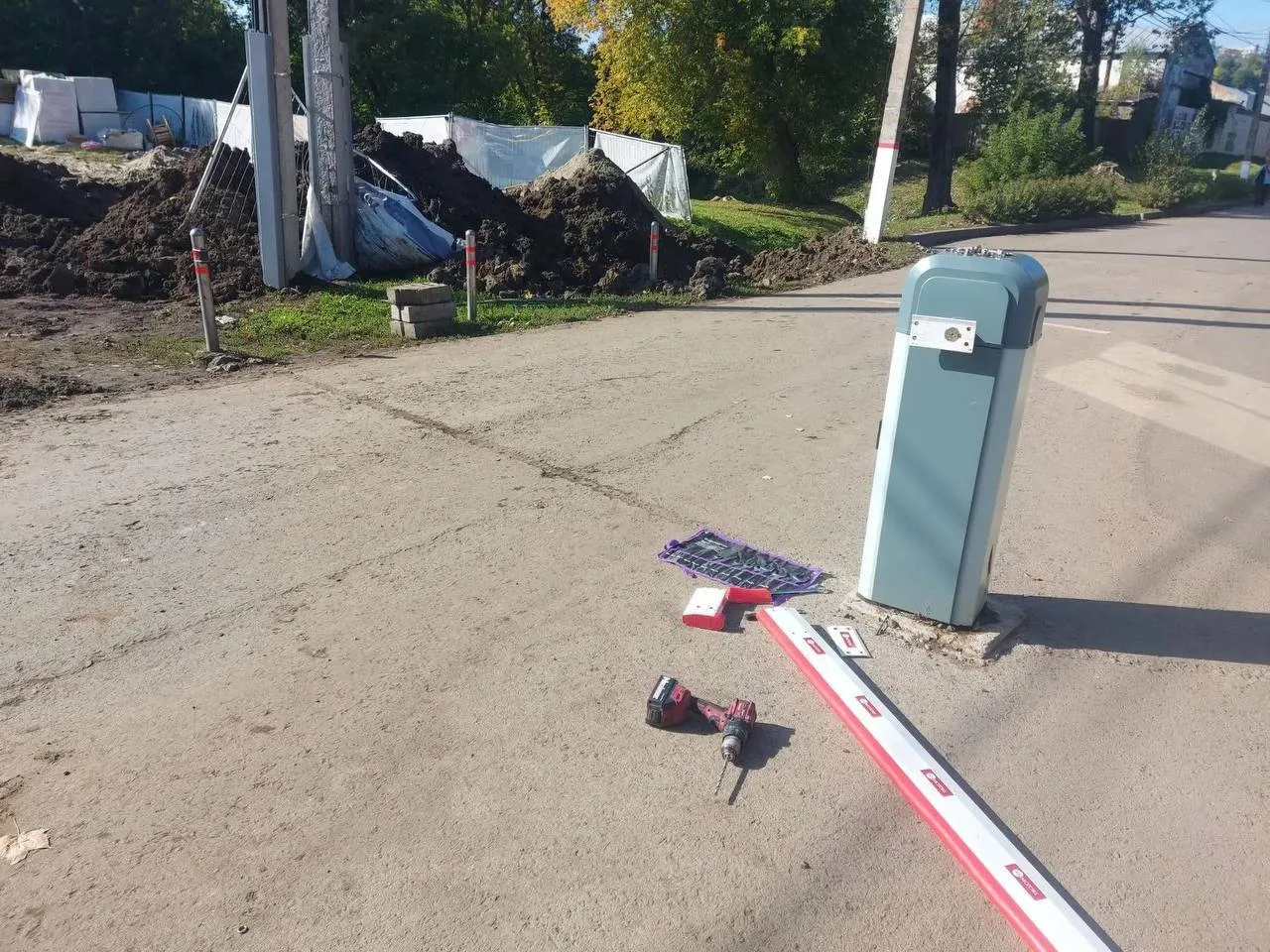 На Боевке мужчина сломал шлагбаум