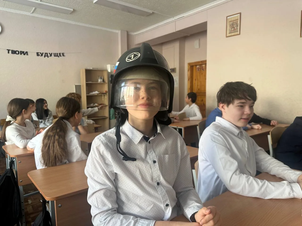 🔥 Настоящий пожарный в школе — и это не кино!🔥  Сегодня в гостях у 6А был Масленников Андрей Сергеев