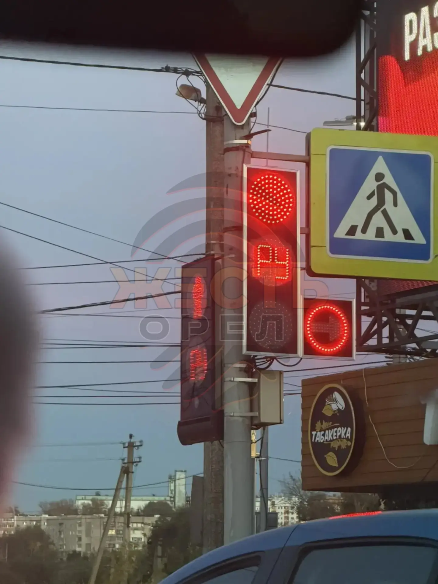 Многие орловчане уже заметили надпись «РУ» на некоторых светофорах