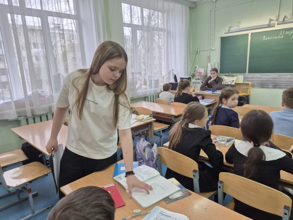 ✨ В нашей школе прошёл рейд «Береги учебник»!  🔖 28 апреля старшеклассники посетили классы начальной