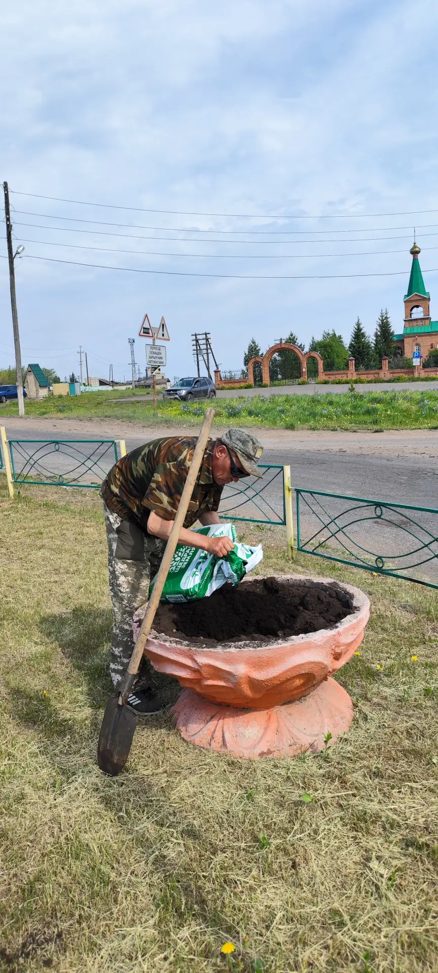 Цветники, клумбы, газоны – это то, что привлекает взгляд летом. Рабочие Ширинского сель...
