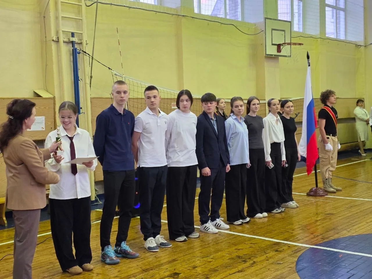 🎉 Поздравляем всех с новой учебной неделей!  Сегодня на традиционной школьной линейке мы чествовали 