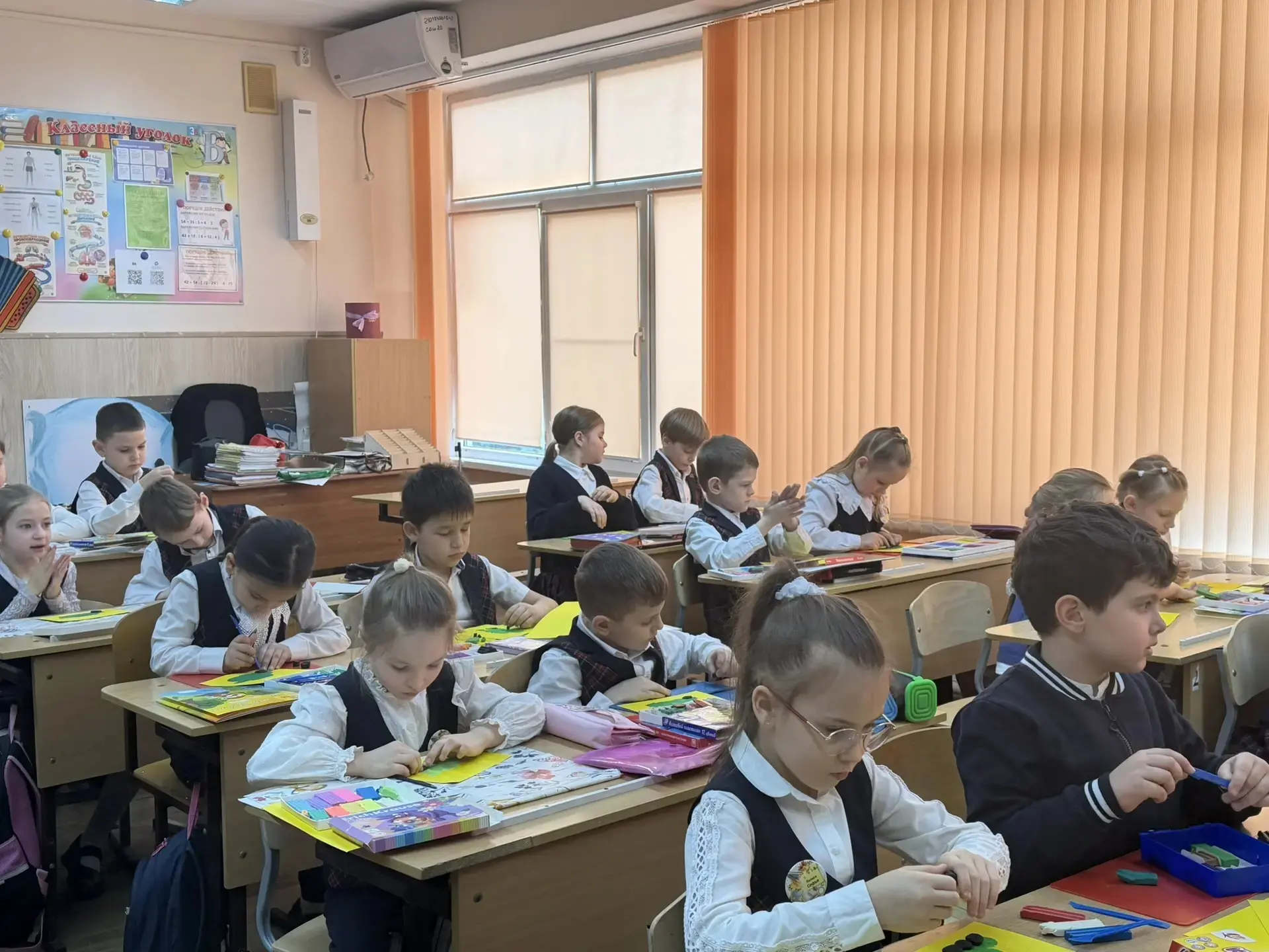 🎨✨ Наши руки не для скуки! Ученики 1 «Б» класса вместе с классным руководителем Еленой Владимировной