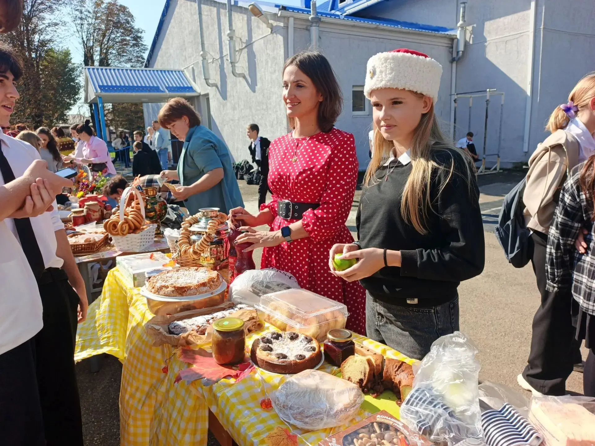 🌾 Сегодня в МАОУ СОШ №3 прошла яркая и душевная Казачья ярмарка! 🥨🎉