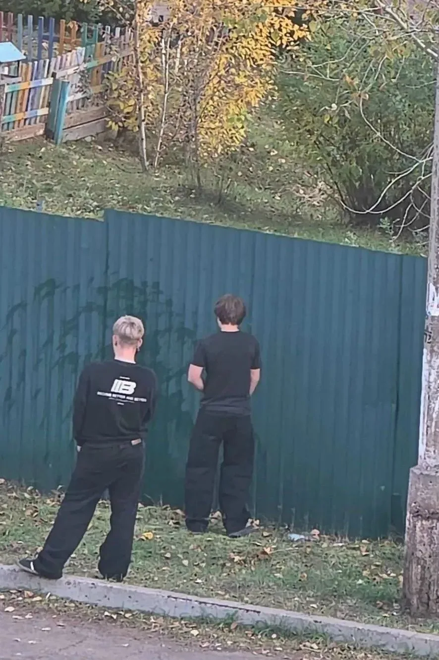 😡 В Орле подростки нарисовали граффити на заборе