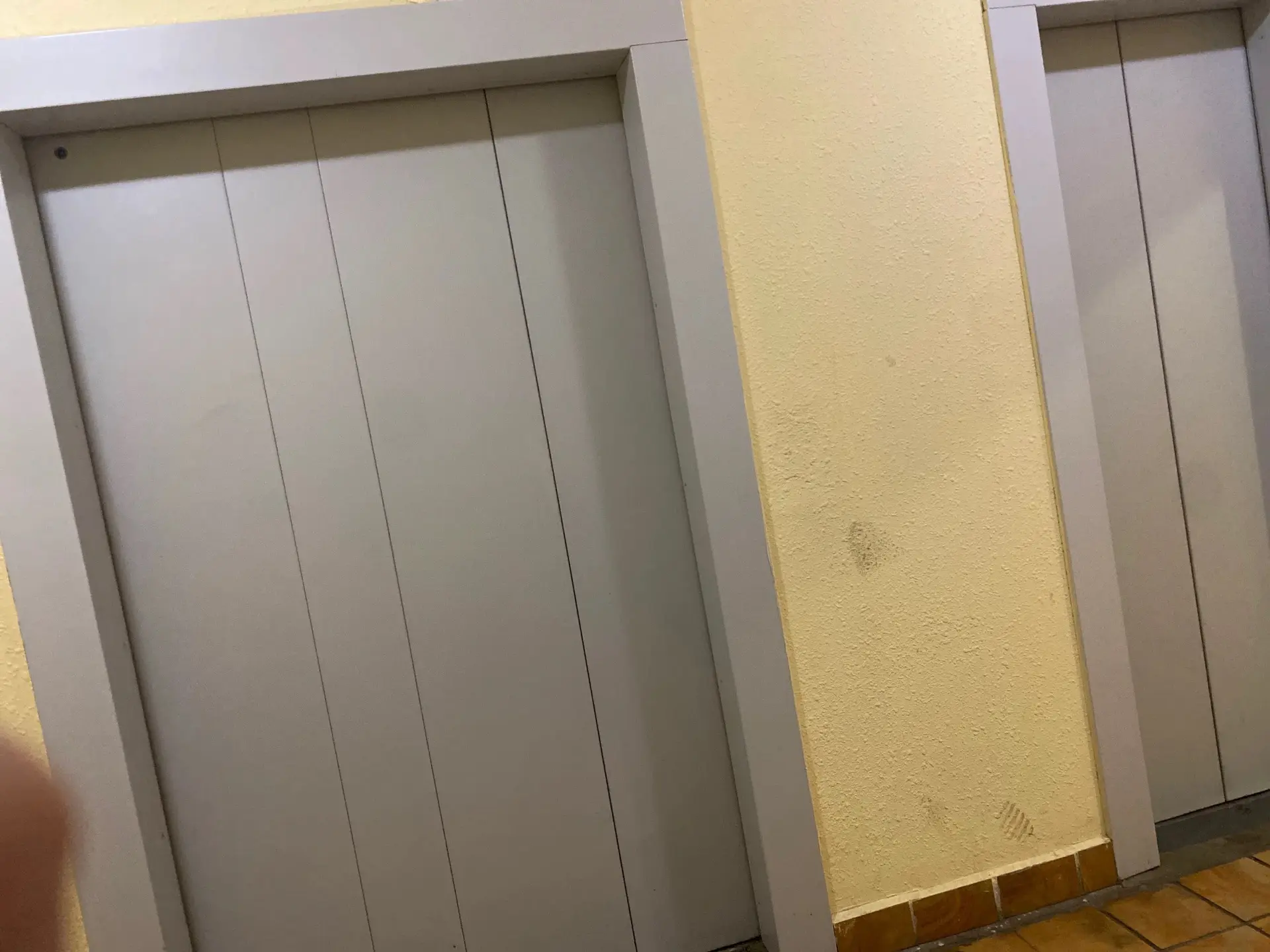 📍Авиаконструктора Петлякова, дом 29 всю неделю жильцы застревают в лифте, и сегодня не...