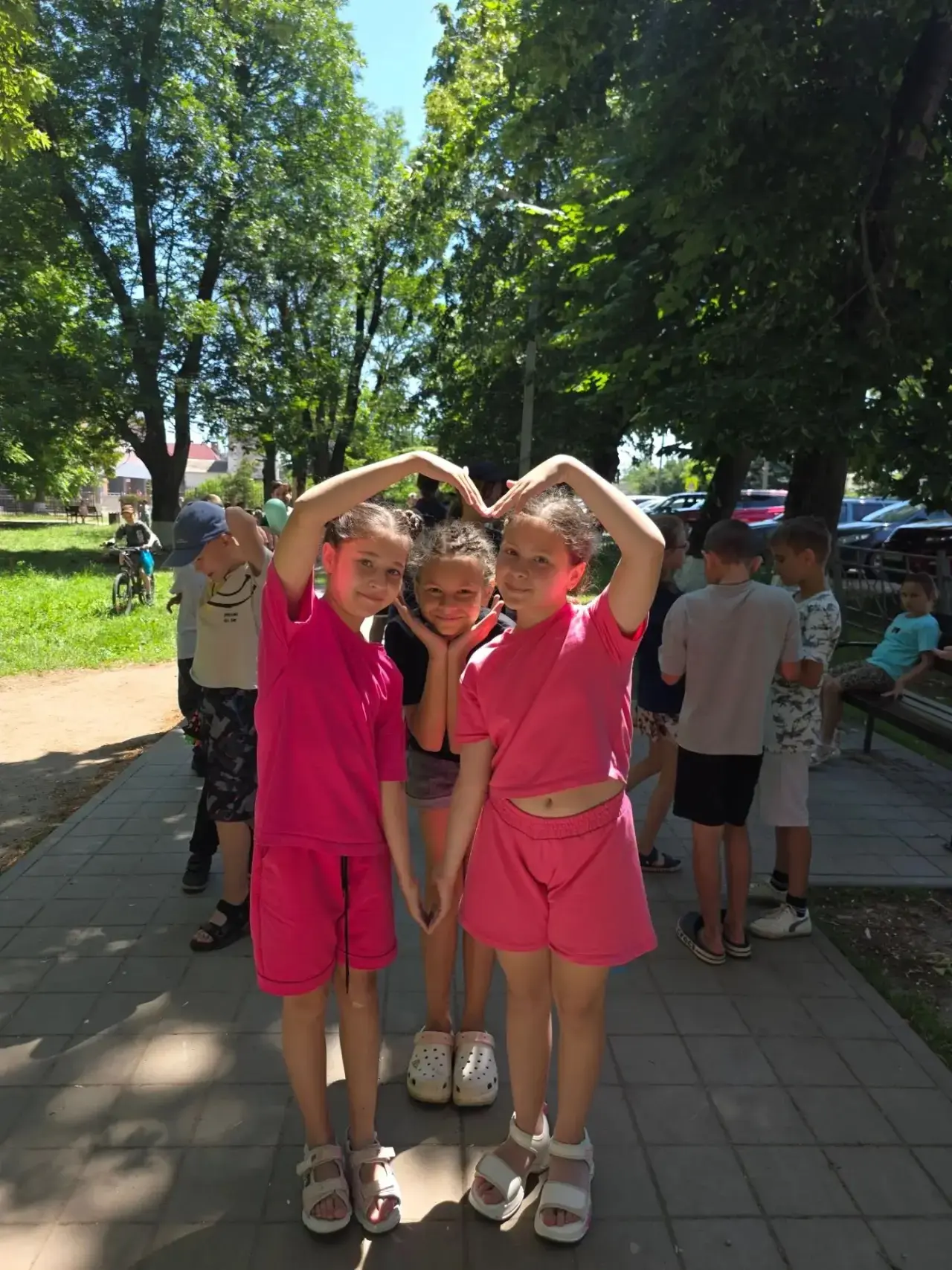 🎨 Творчество, солнце и любовь к близким!

Ребята из нашего школьного лагеря «Содружество» принимали