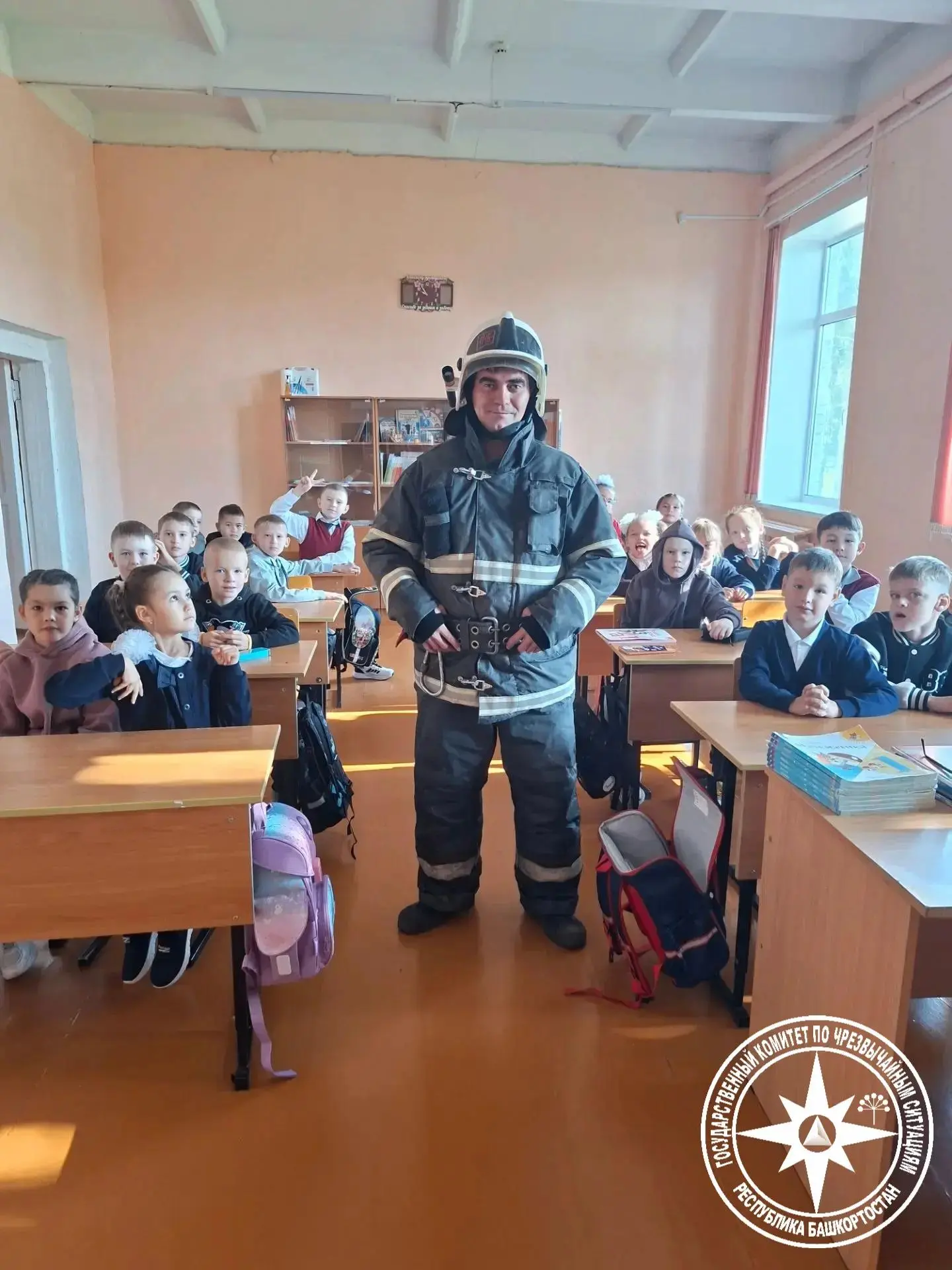 Пожар — одна из самых страшных опасностей для детей. Но если ребёнок знает алгоритм дей...