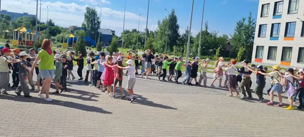 Сегодня день в лагере «Непоседы» традиционно начался с энергичной и бодрой зарядки 🏃‍♀️🏃‍♂️, а вот