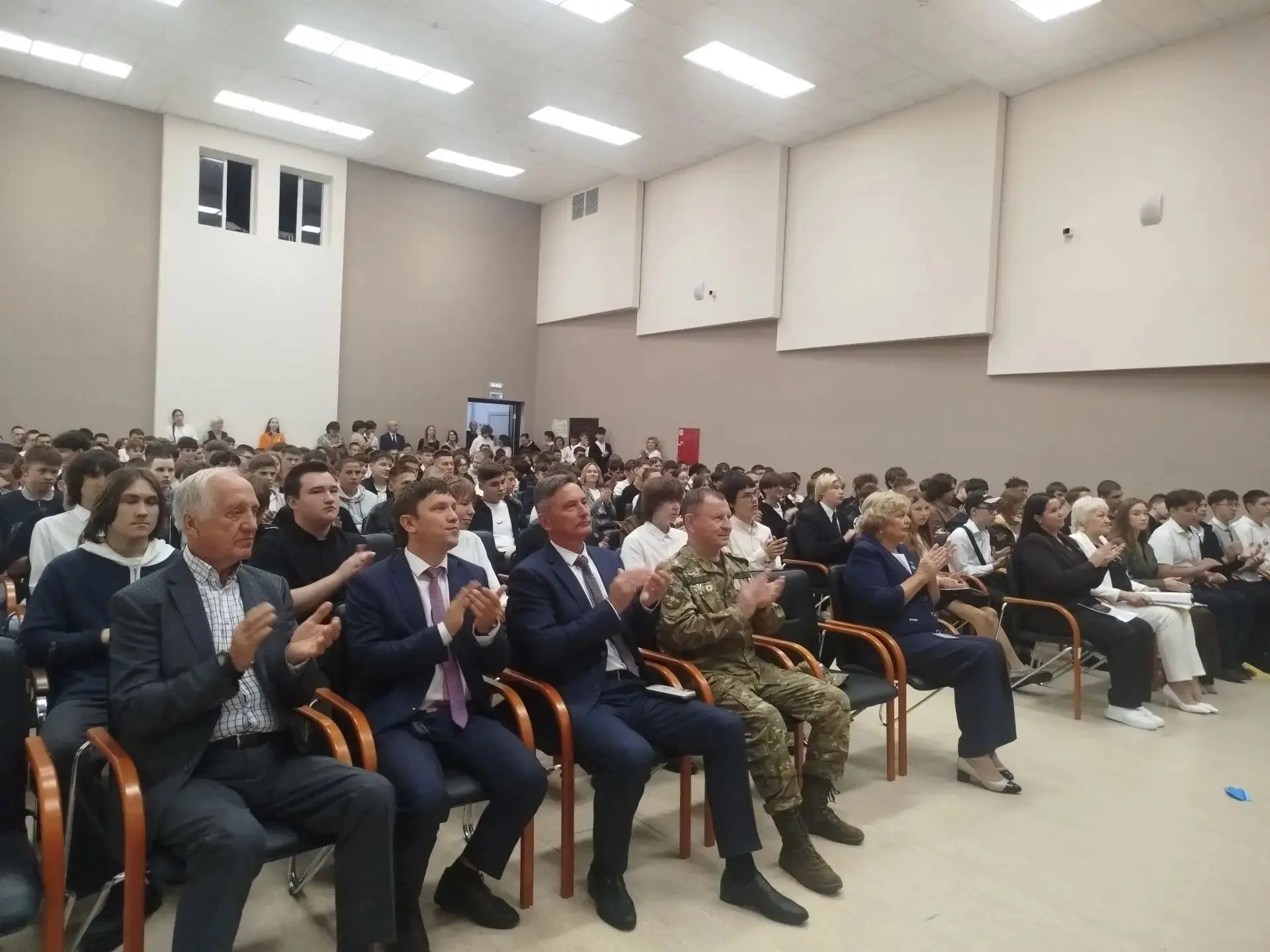Сегодня в МЦК-ЧЭМК Минобразования Чувашии прогремели торжественные линейки в честь Дня ...