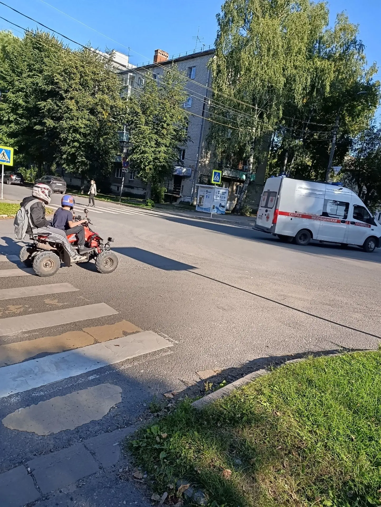 Ребенок каждый вечер ездит по проезжей части в час пик, представляя угрозу другому ребё...