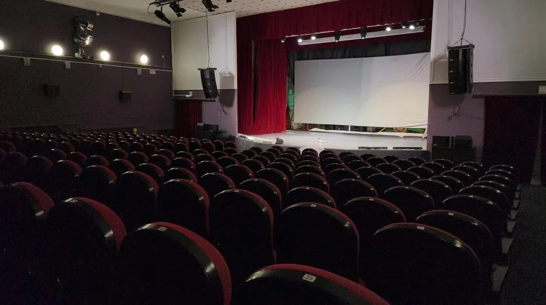 В кинотеатре «Пегас» заменят экран

В ЦКиД «Пегас» идёт обновление кинозала. Специалисты меняют прое