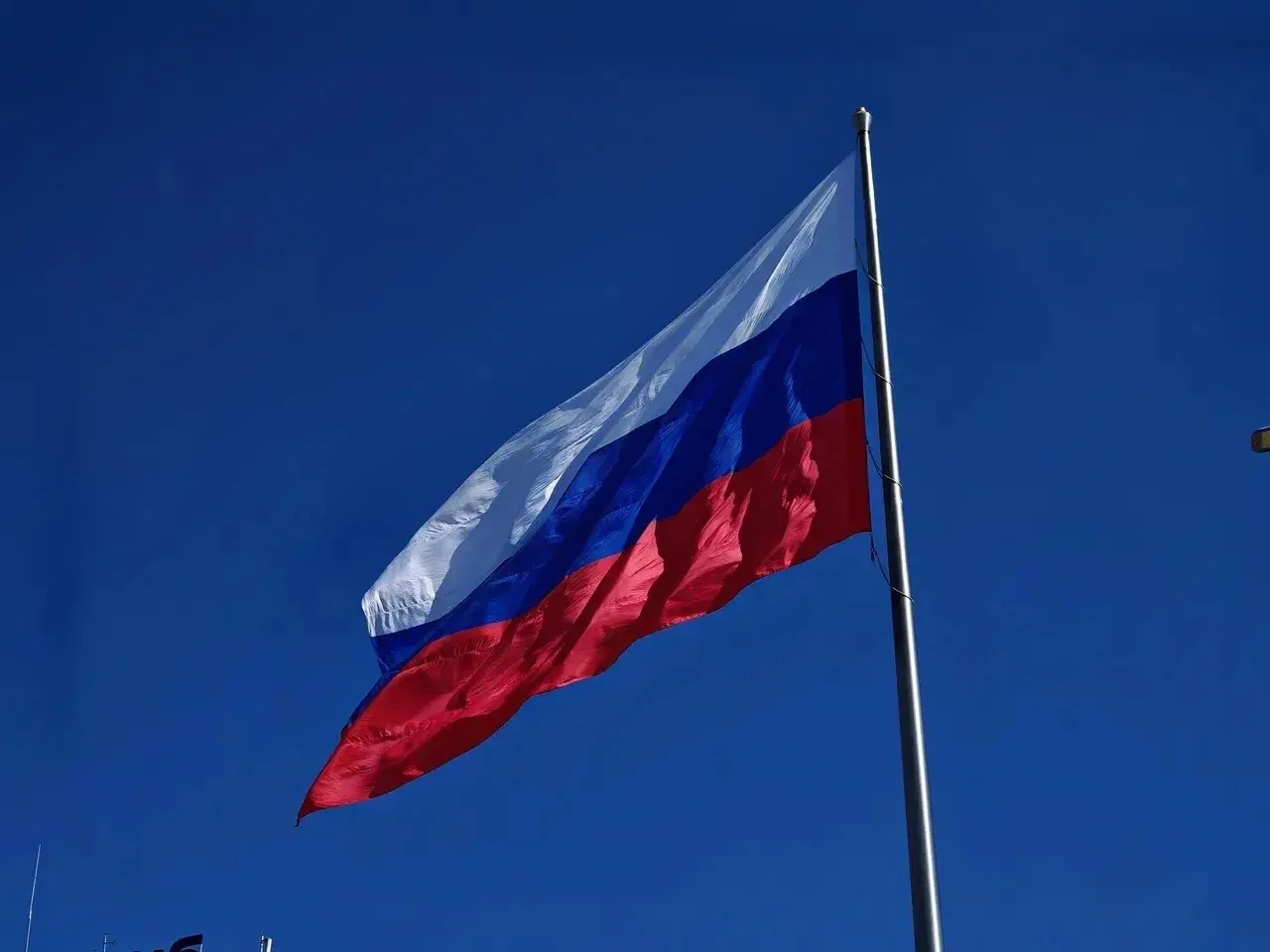 Государственный флаг Российской Федерации подняли над Главной городской площадью Красно...