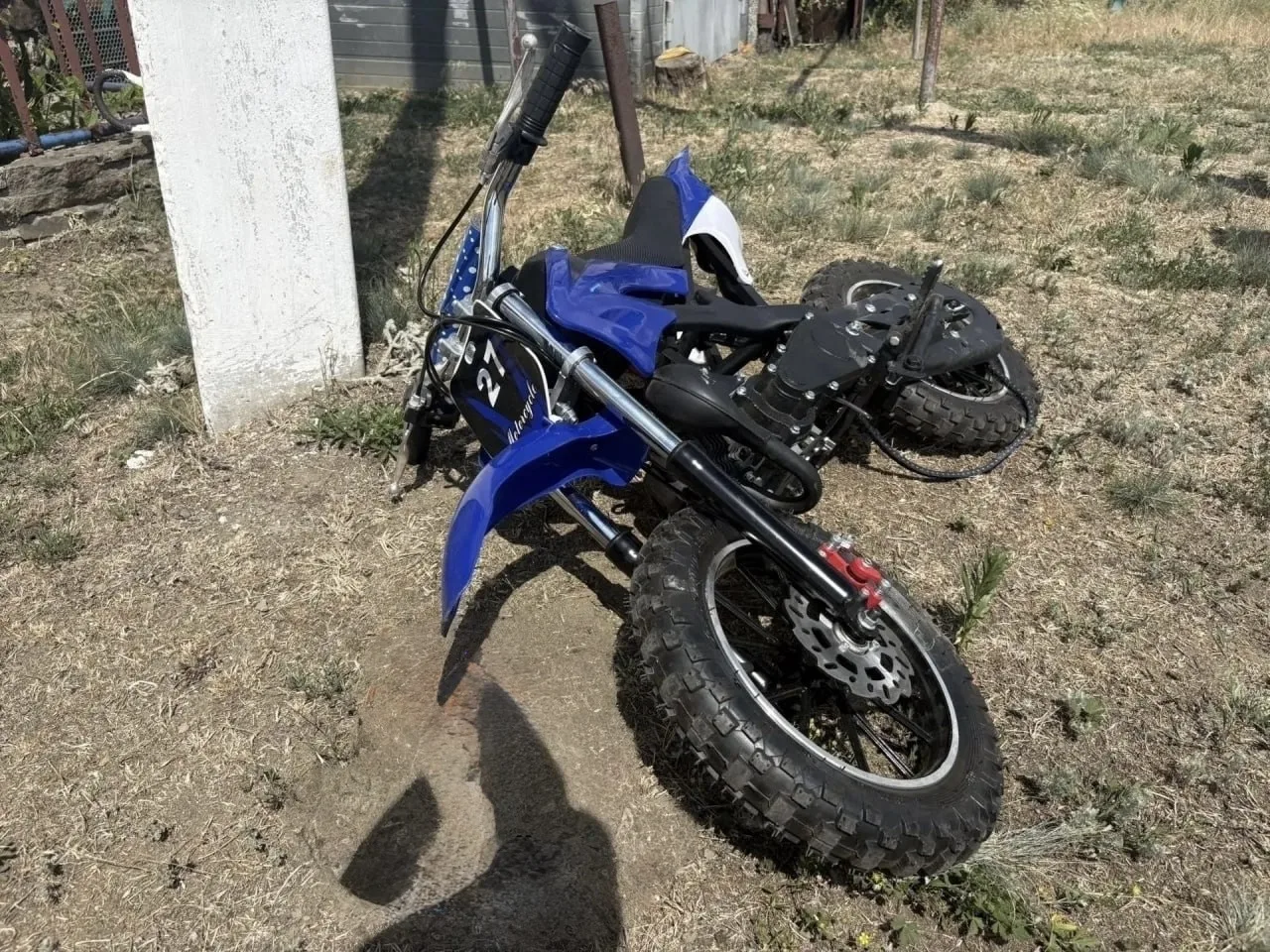 🏍️ В Антрацитовском районе семилетний ребёнок на питбайке врезался в бетонный столб