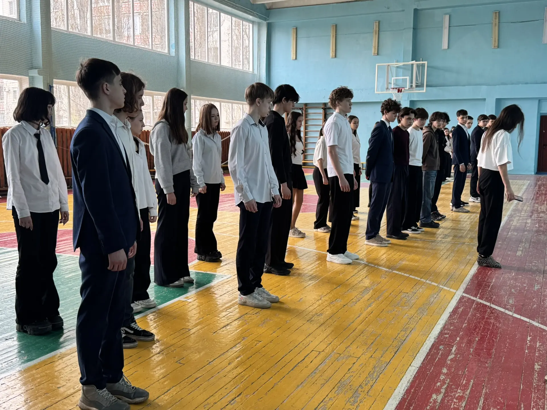 💃 Репетиции вальса продолжаются!  Девятиклассники с каждым разом всё увереннее кружатся в танце — по