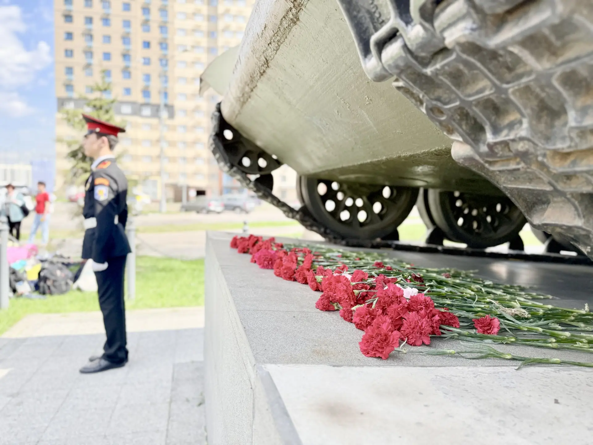 🕯 Красные гвоздики у танка Т-34: память жива  В рамках Всероссийской акции «Красные гвоздики» активи