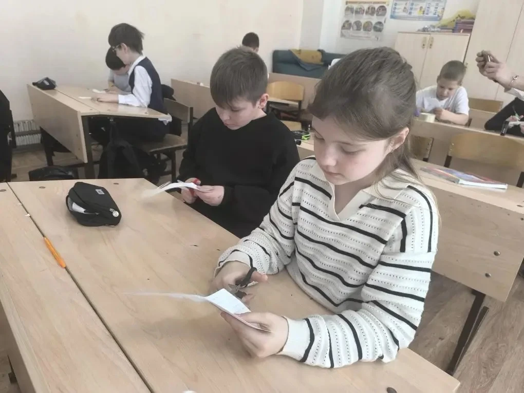 В преддверии праздника День Победы ученики 4Г класса прошли мастер-класс "Символы Победы"