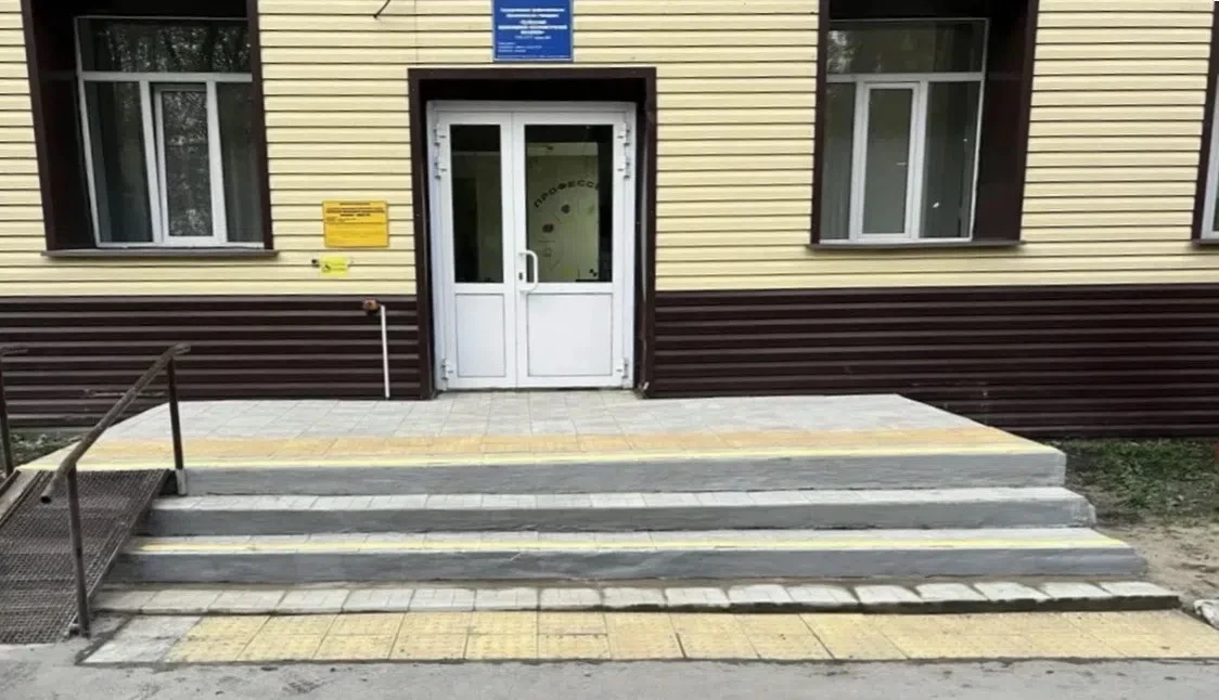 Входные группы трёх корпусов техникума оборудованы элементами доступной среды. Для обес...