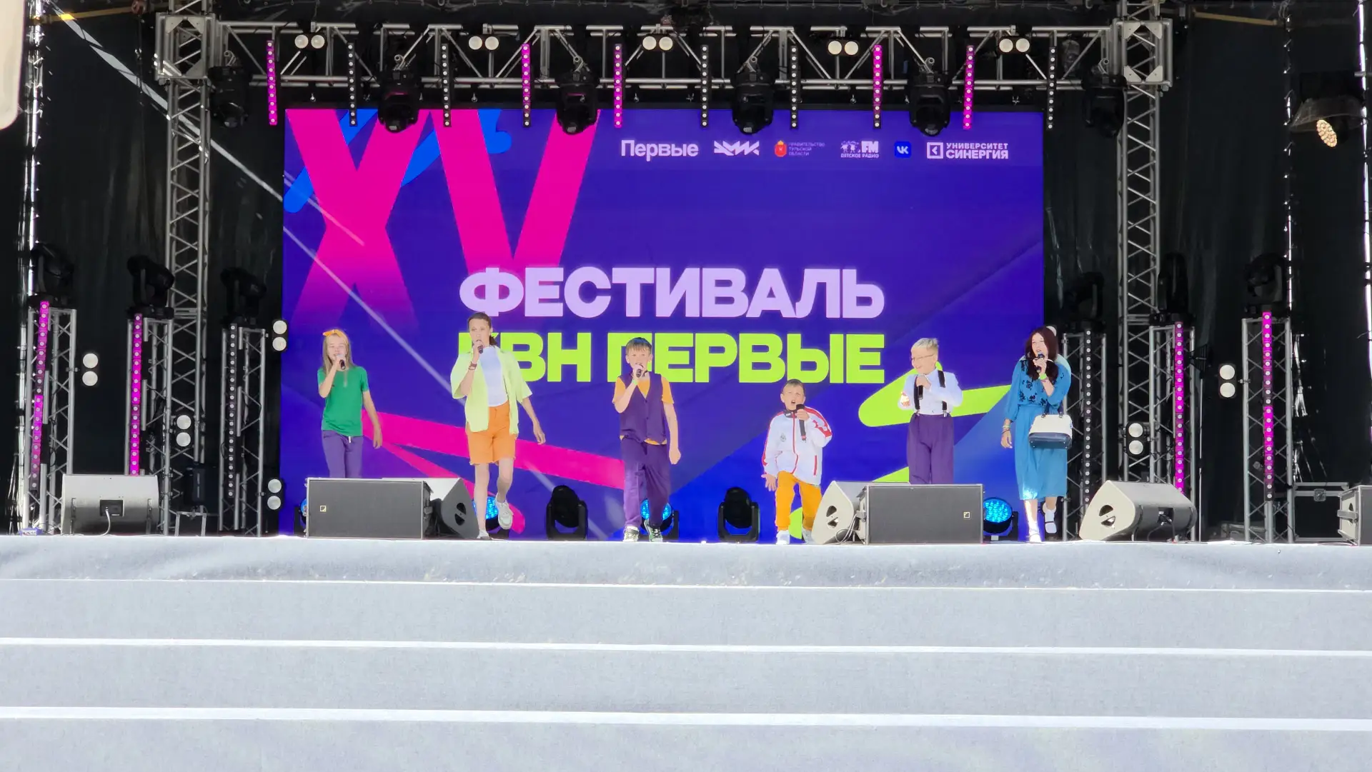 🎭 Школьные команды КВН из краевого центра выступают на Международном фестивале