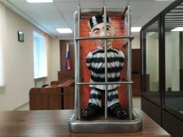 Трое суток ареста за публичную демонстрацию экстремистской символики
 
Краснотурьинский городской су