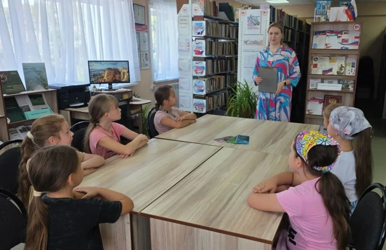 21.08.2026 г. в библиотеке № 36 состоялся познавательный час «Российский флаг – державы...