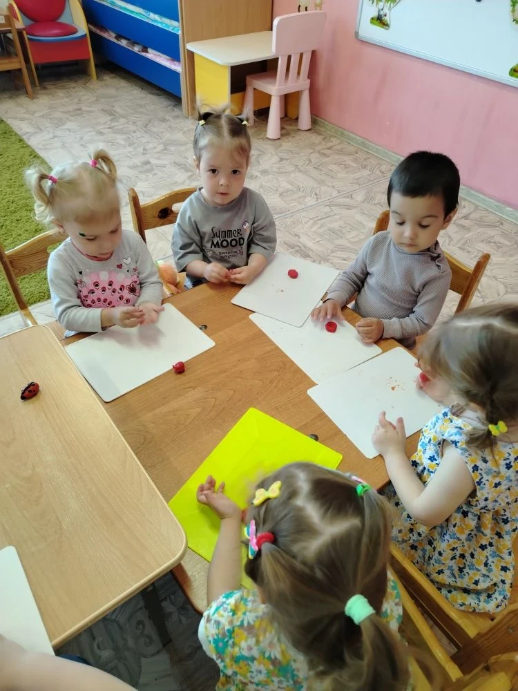 В первой младшей группе прошло увлекательное занятие по лепке на тему: «Божья коровка». 🌟
Цель заня