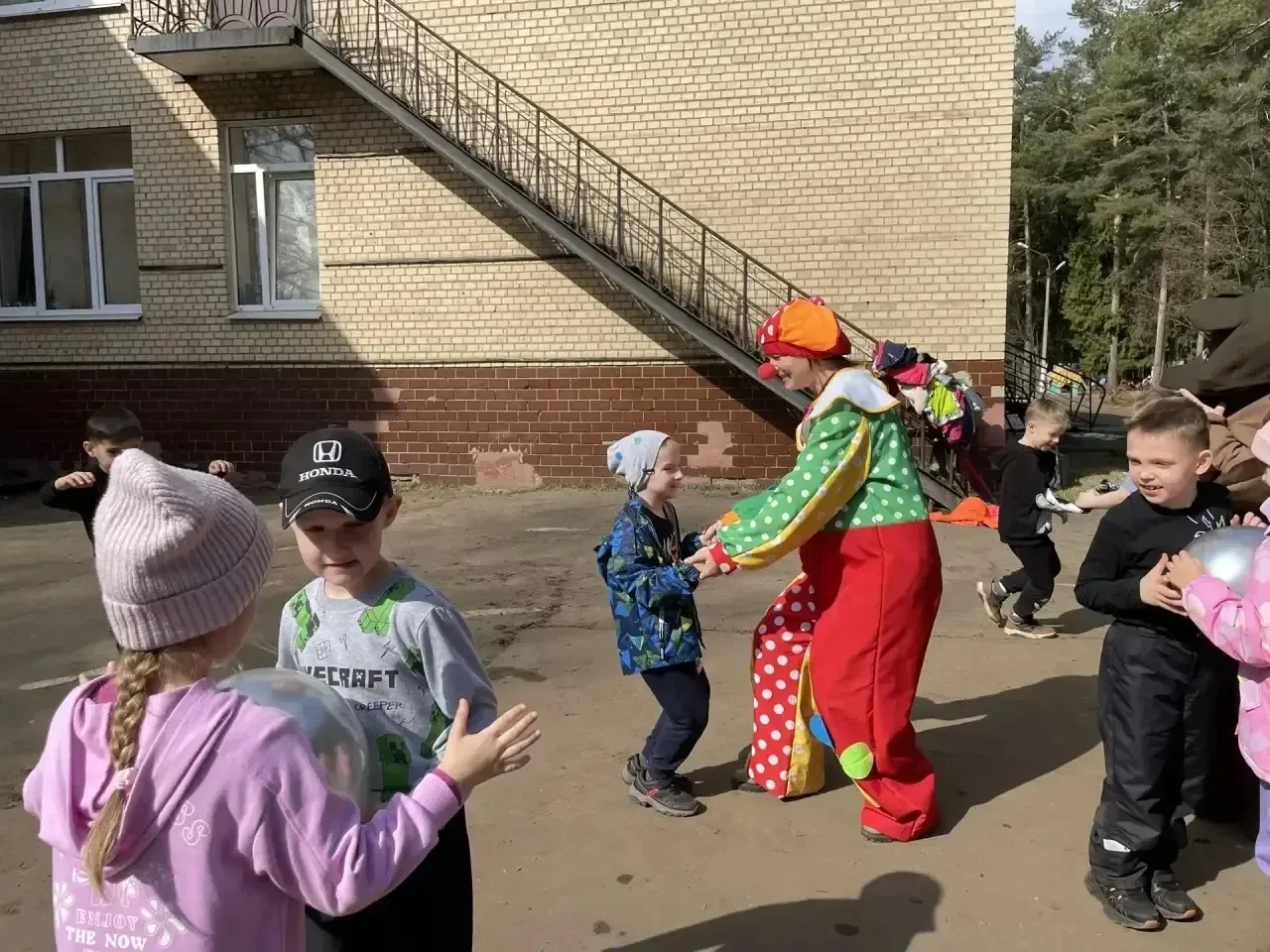 1 апреля в подготовительной группе N10 дошкольного отделения 19 прошло весёлое развлечение, посвящён