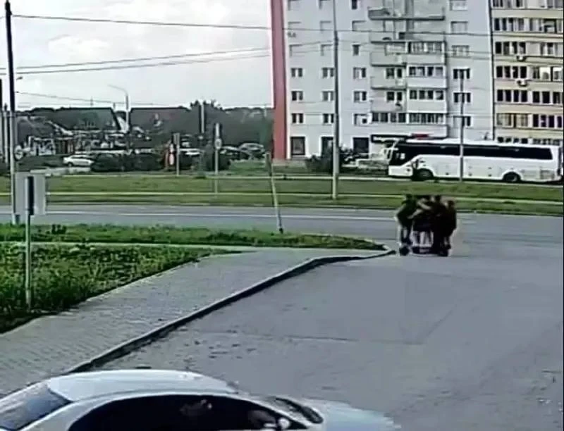 Сразу 5 человек оседлали кикшеринговый самокат на улице Петухова, 162. Самокат, в свою очередь не вы