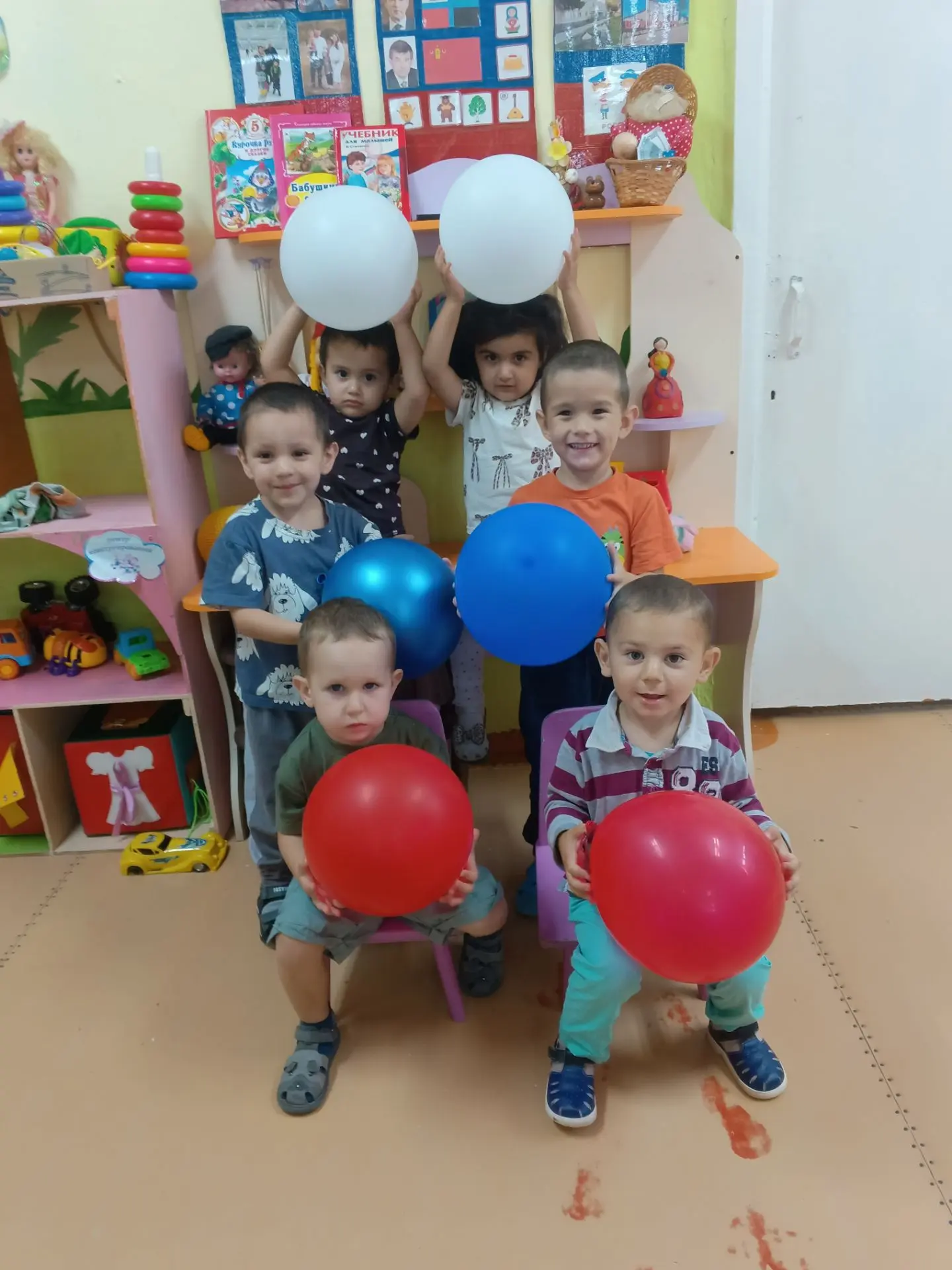 🇷🇺 Малыши ещё пока не знают сложных исторических дат, но они уже чувствуют красоту и ...
