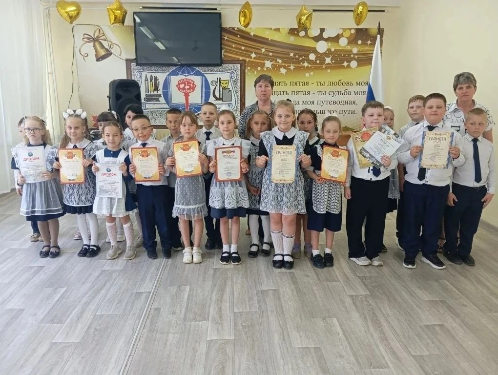 🎈📚 Прощай, первый класс!  Сегодня в 1 корпусе прошла торжественная линейка, посвящённая окончанию уч