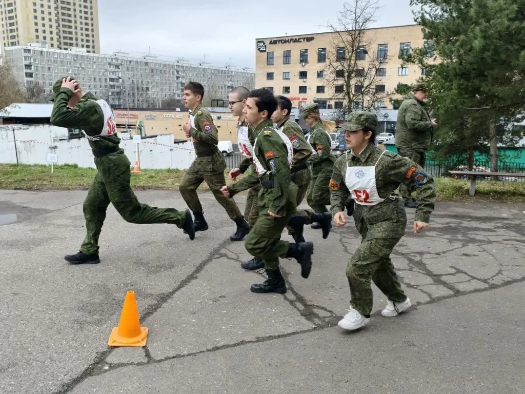 🇷🇺 Юнармейцы 8 «Г»: достойный бой в «Зарнице 2.0»!  На прошлой неделе наш кадетский 8 «Г» класс пред