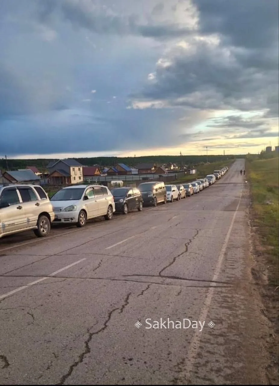#пишут С вечера очередь на заправку в Покровске, которая откроется в 9:00 утра