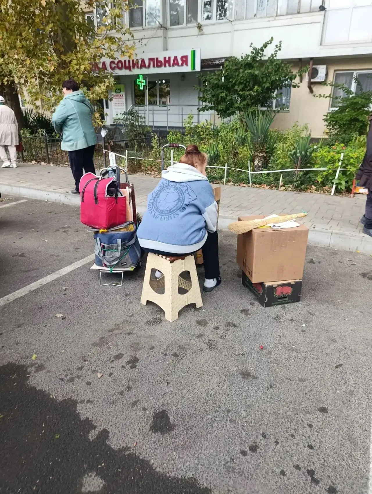 Бабули оккупировали платную стоянку возле центрального рынка
