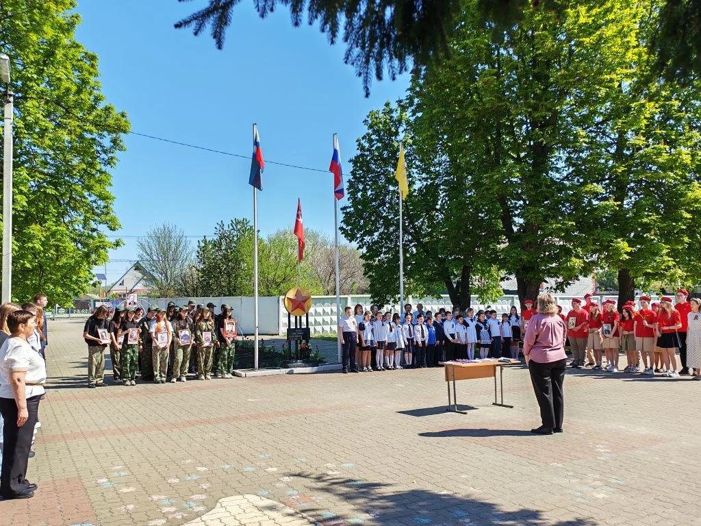 🎖️В преддверии 9⃣мая в нашей школе прошёл «Бессмертный полк»       ✅В этом году мы вновь объединилис
