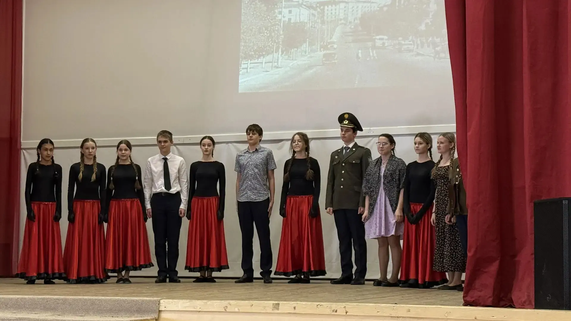 В нашей гимназии продолжается конкурс музыкально-литературных композиций 🎭✨  Ученики 3, 7 и 8-х клас