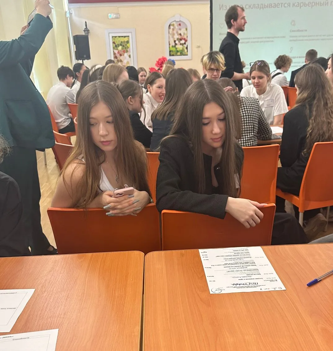 /ПРОФОРИЕНТАЦИОННЫЙ ФОРУМ "ЧЕЛОВЕК НОВОГО ВРЕМЕНИ"/  16 апреля ученицы 9 "А" класса - Анастасия Голо