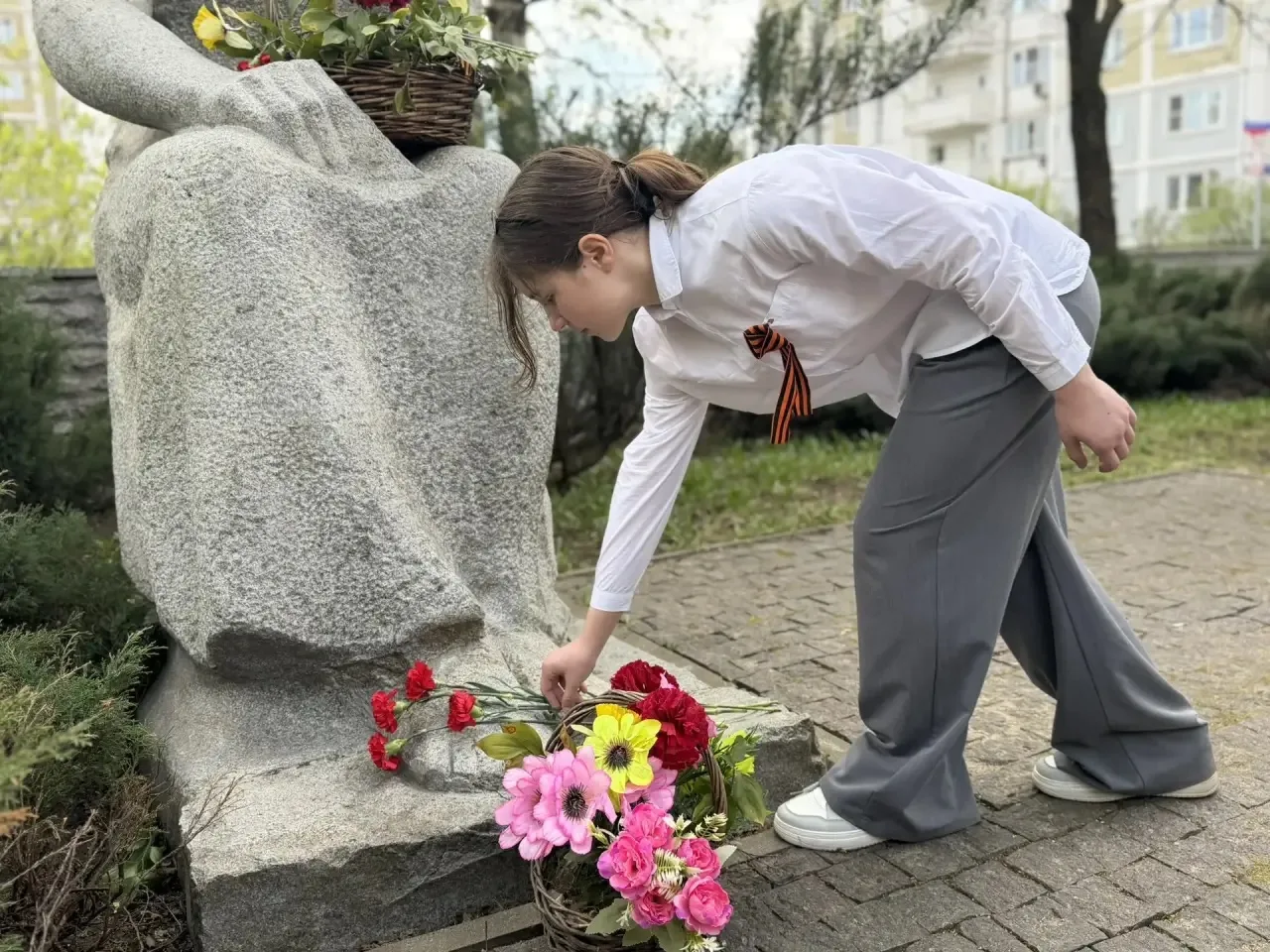 🕊️«Никто не забыт и ничто не забыто» - Горящая надпись на глыбе гранита. Поблекшими листьями ветер и