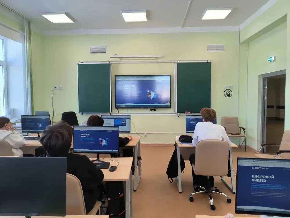🌐 В Толмачевской школе №61 прошла неделя безопасного интернета  🤓 Сегодняшний мир немыслим без Интер