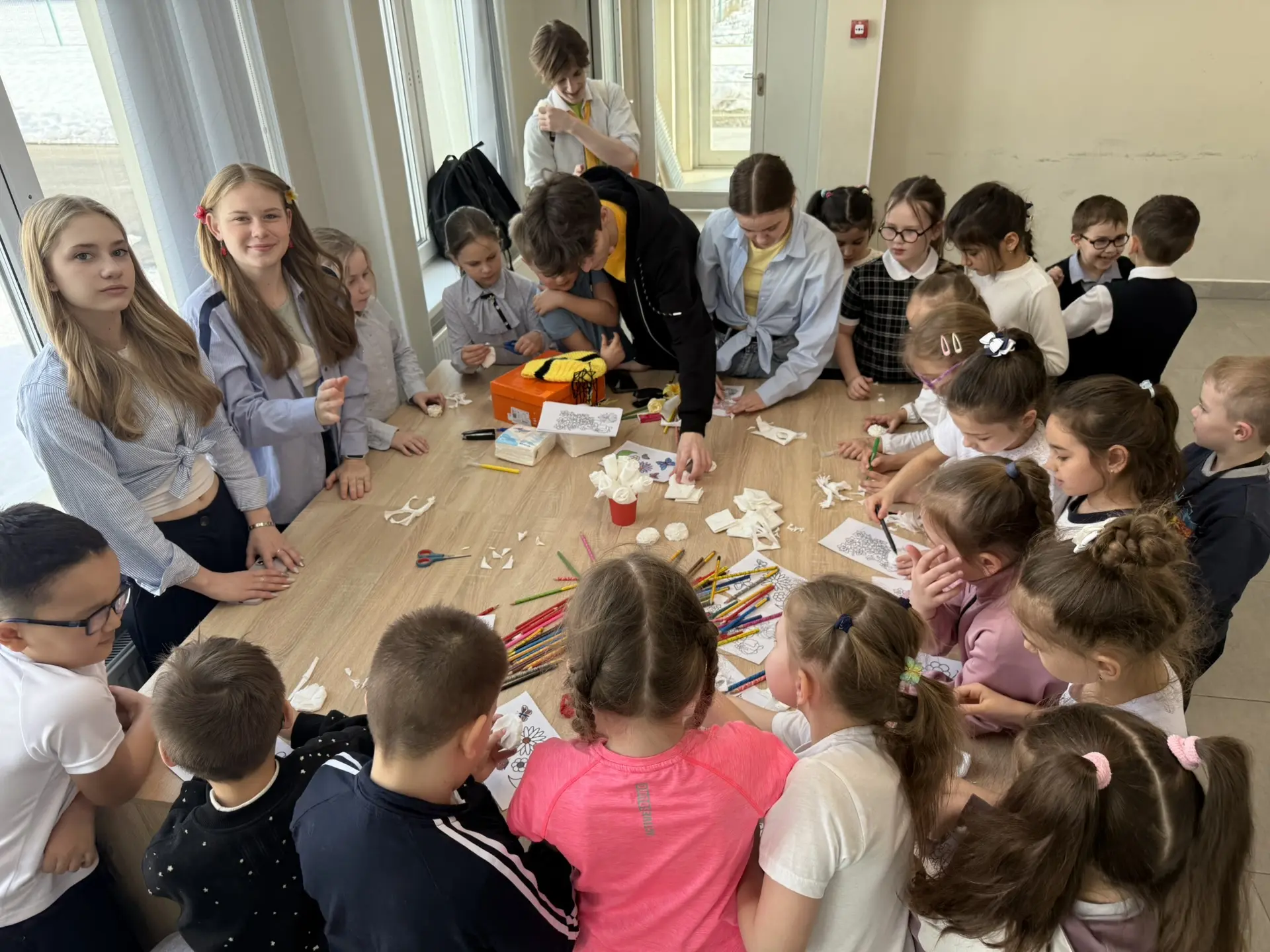 Сегодня в Гимназии прошел день цветов 🌸🎨 Старшеклассники из школьного самоуправления организовали  м